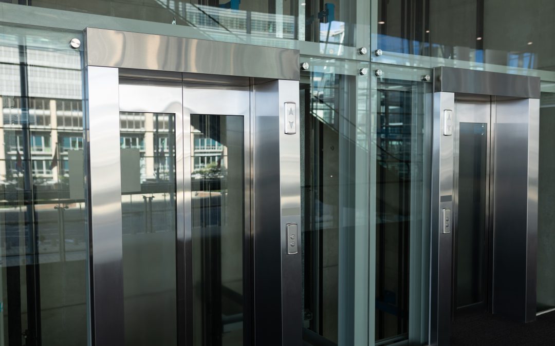 Automatismos para puertas abatibles en Asturias: cuándo convienen más que las correderas